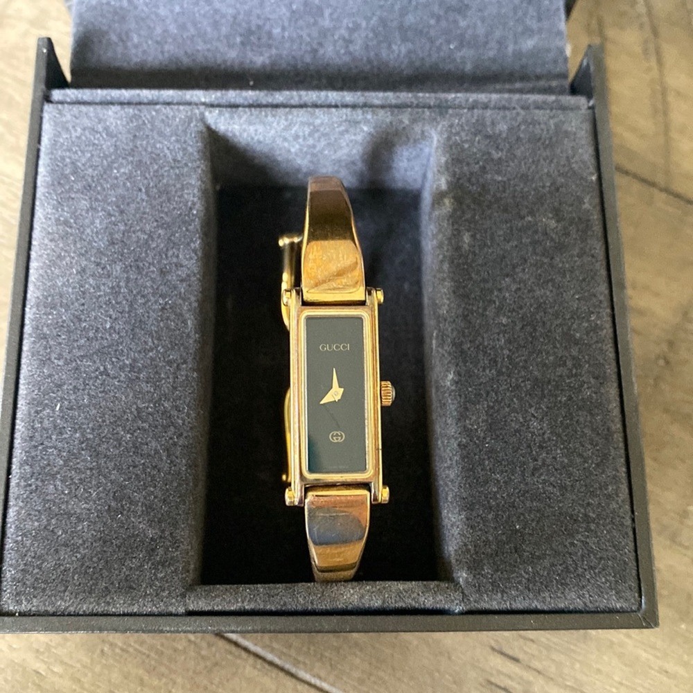 Women’s GUCCI bangle watch